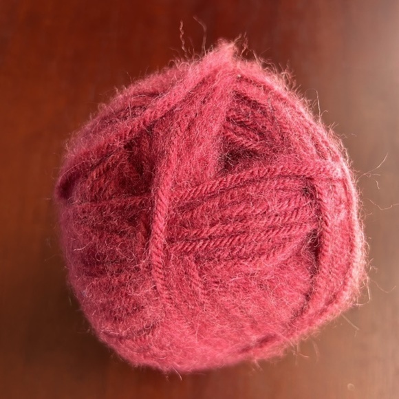 1 skein of red bulky yarn - Summer Rose - Picture 6 of 7
